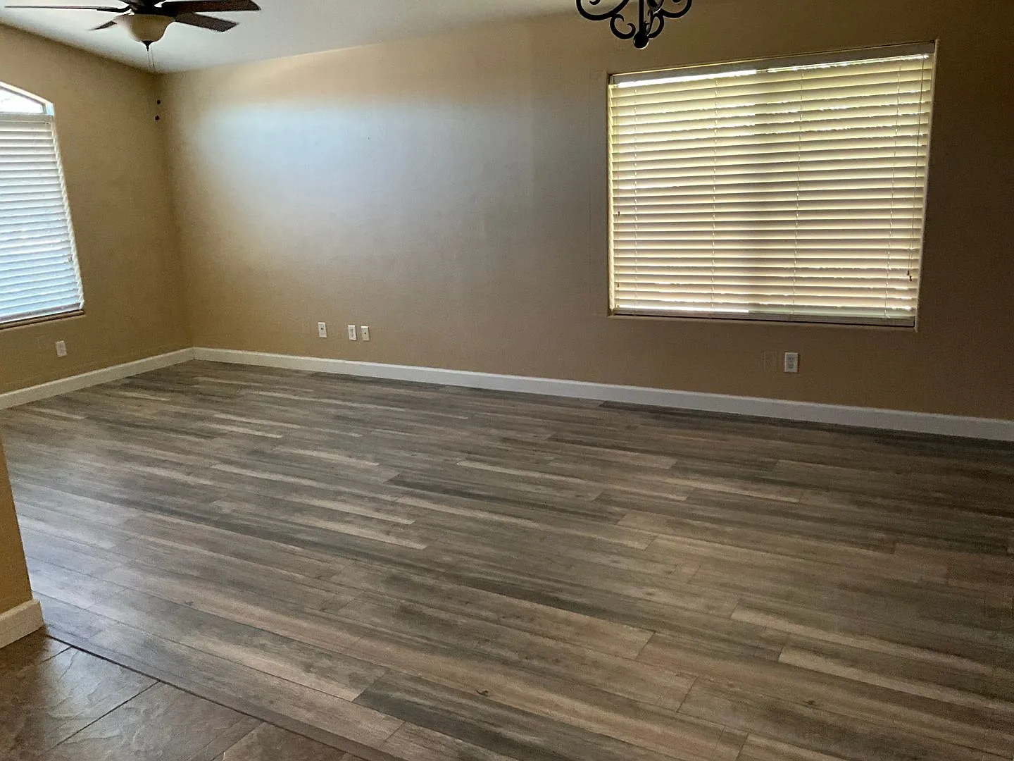 Great single level home with pool in golf course community — Photo 3