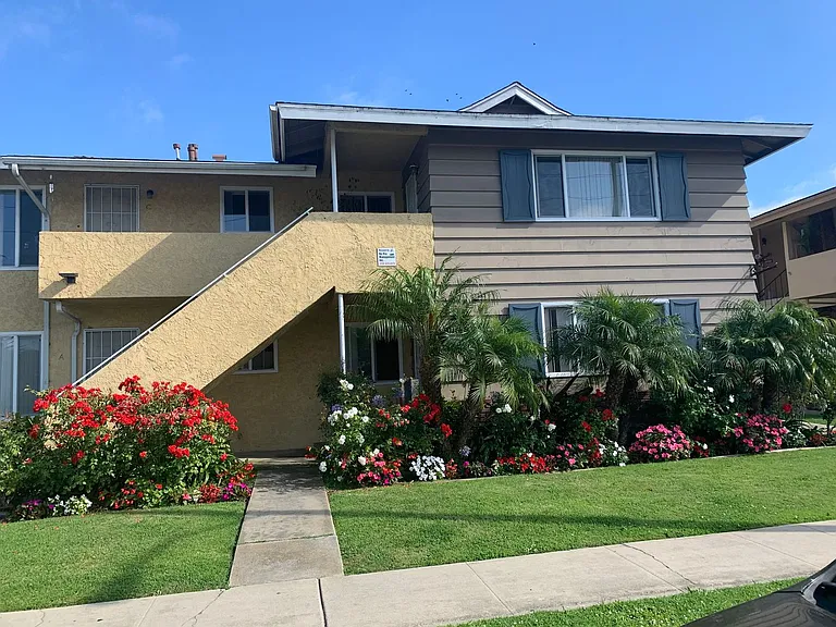 3676 Redondo Beach Blvd — Photo 1