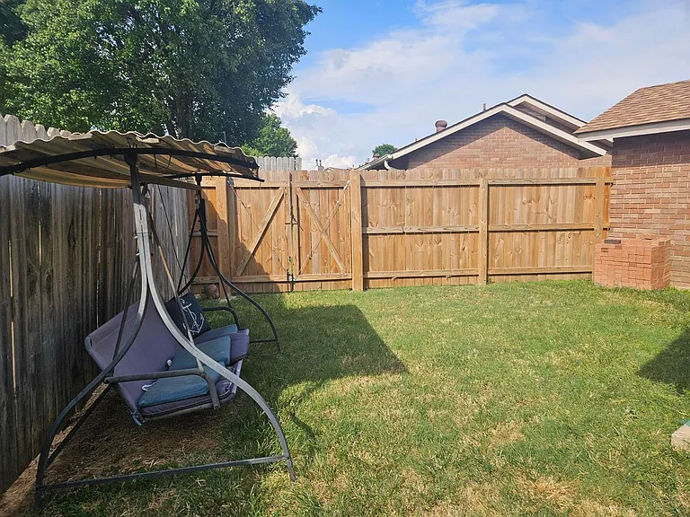 2711 Greenbriar Dr #A — Photo 16