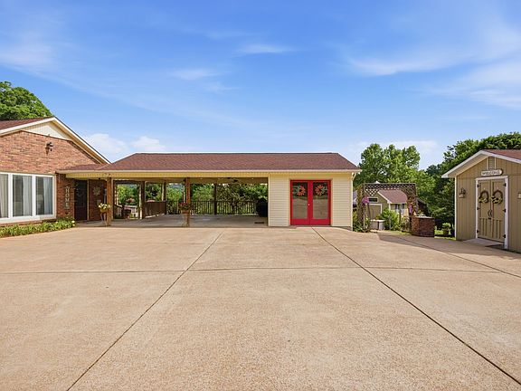 3rd image of 750 Mountain View Dr