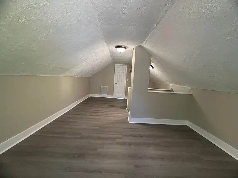 208 Linwood Dr — Photo 12