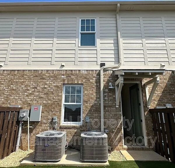 1108 Windsor Sq — Photo 12