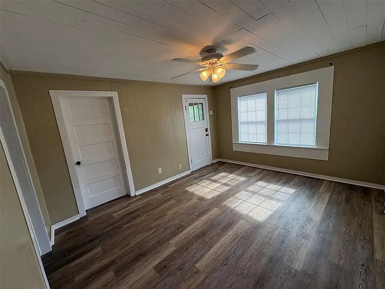 2305 Main St — Photo 3