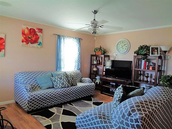 4th image of 310 16th Street Cir