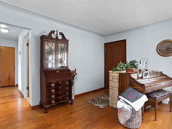 2nd image of 19 Lou Juan Dr