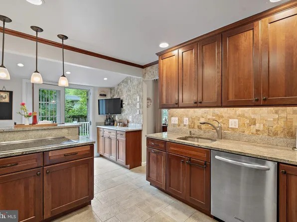 8400 Cherry Valley Ln, Alexandria, VA 22309