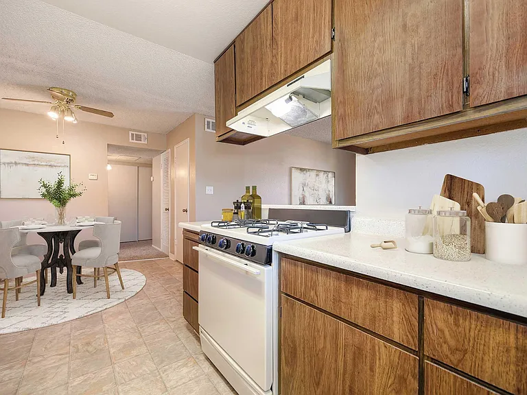 Brentwood Village Apartments — Photo 11