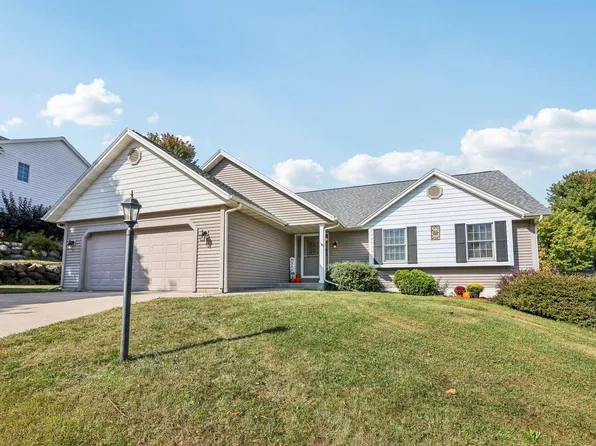 2708 Fox Hill DRIVE, Waukesha, WI 53189