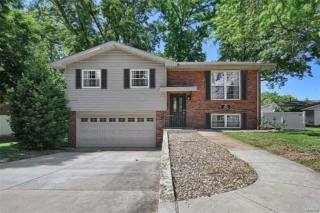 423 Harvard Dr photo 1
