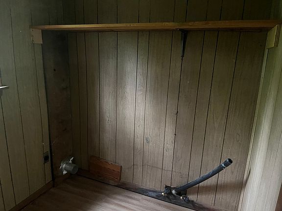 5th image of 909 Belmont St