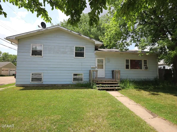 1115 N 20th St, Grand Forks, ND 58203