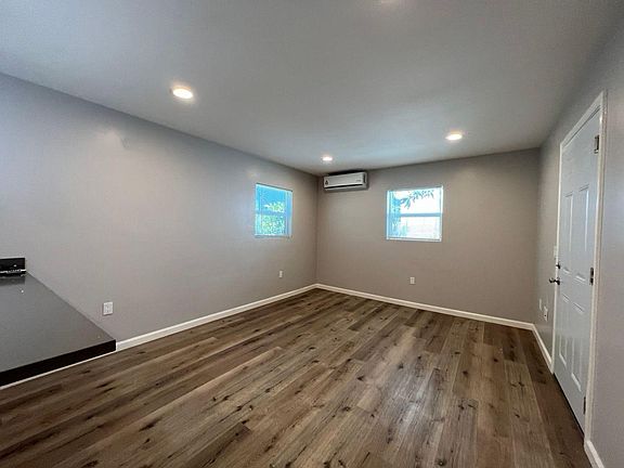 4th image of 3932 Mississippi St
