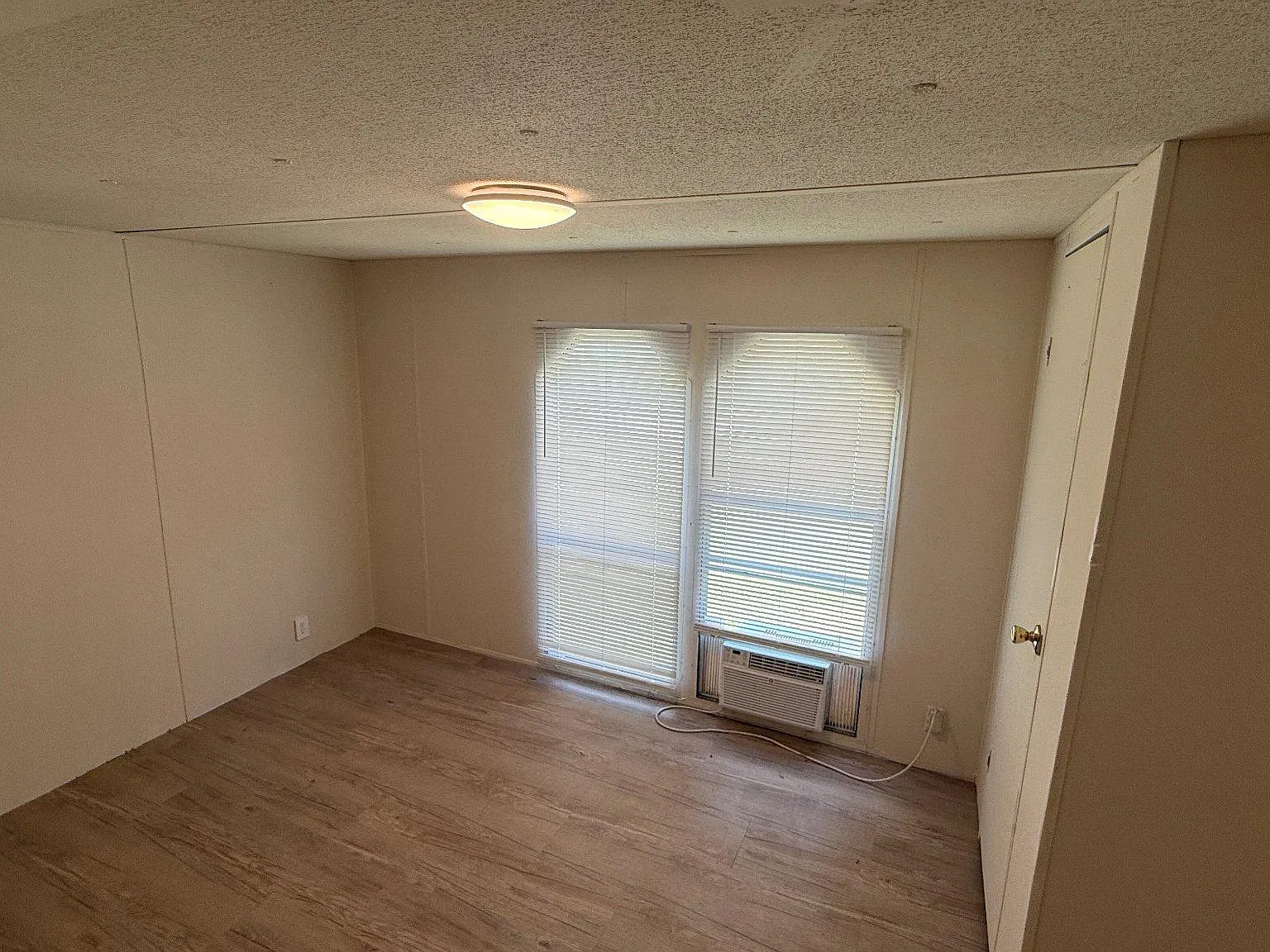 3 bed, 2.0 bath, 1000 sqft, $1,960 — Photo 4