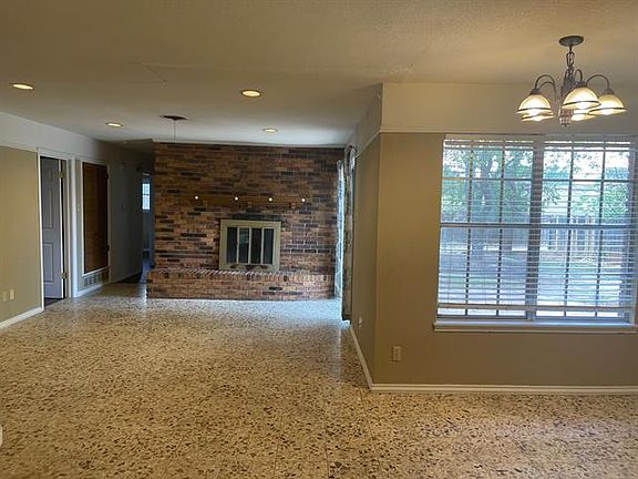 3rd image of 826 Avenue F