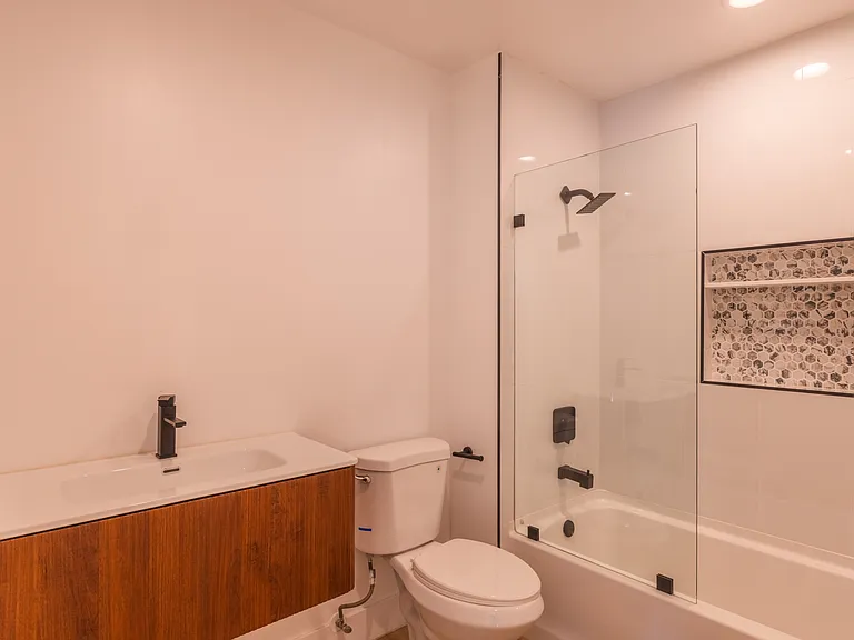 17601 Hamlin St — Photo 23