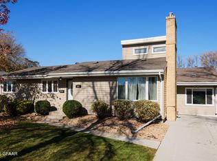 902 22nd Ave S, Grand Forks, ND 58201