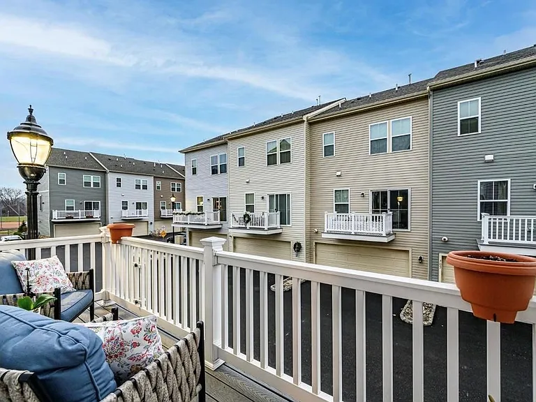 303 Bayside Ct — Photo 4