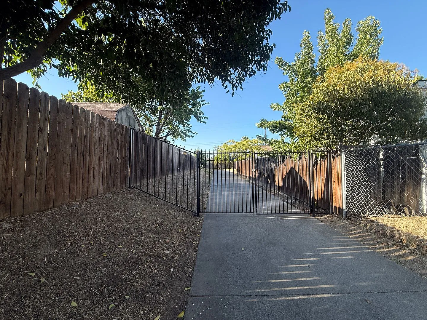 Adorable Private Home on Large Lot — Photo 4
