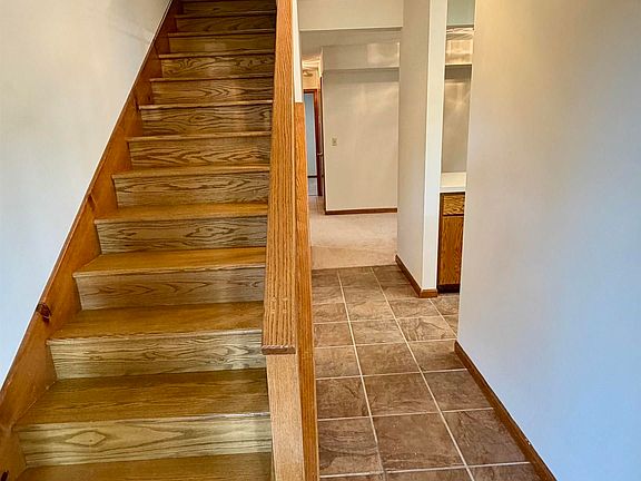 3rd image of 211 Summertree Ln