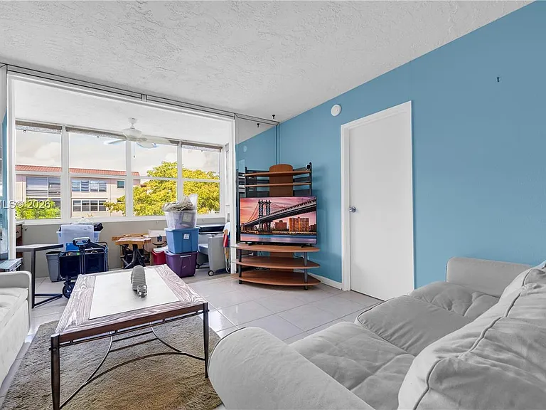 2861 Somerset Dr #301 — Photo 28