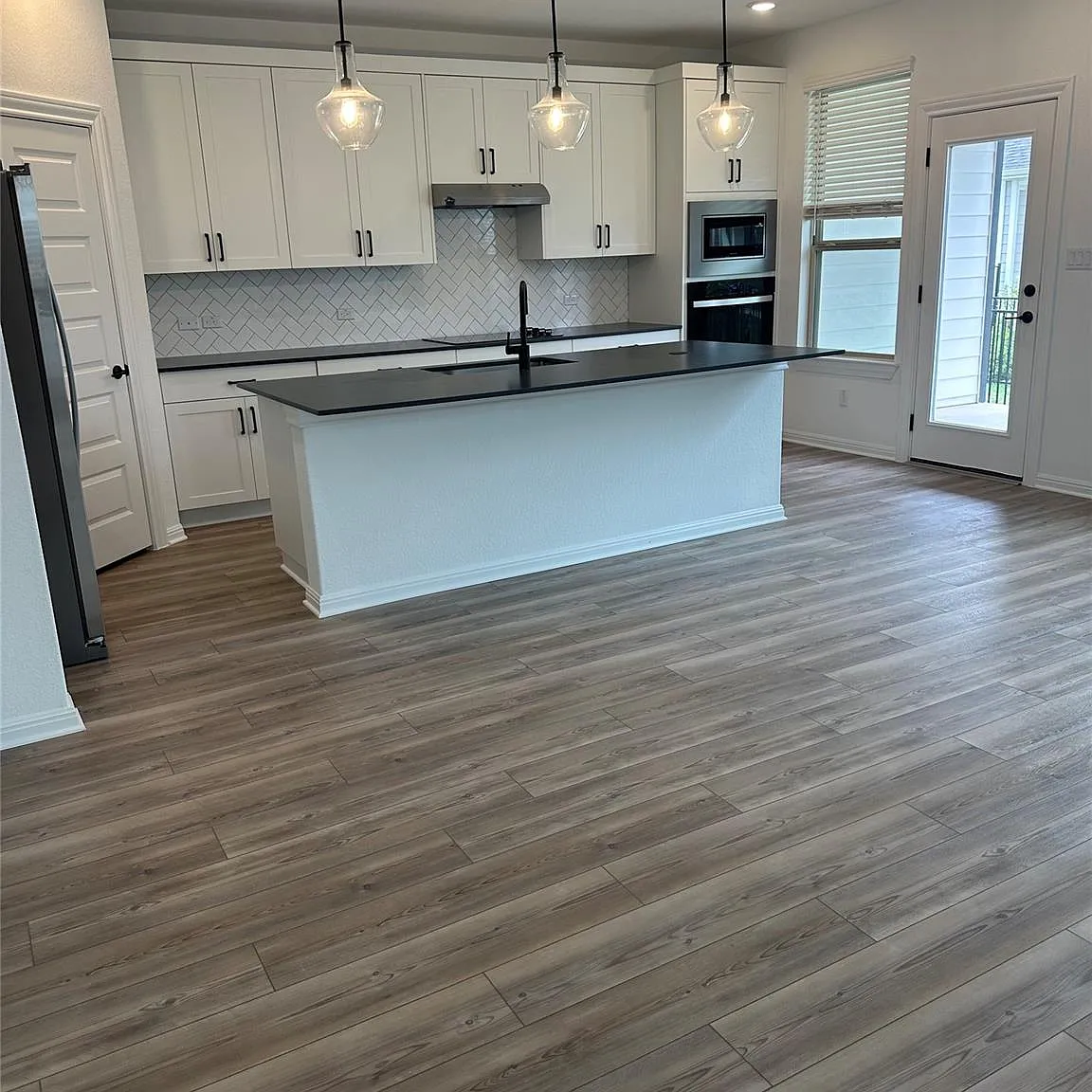 3 bed, 2.5 bath, 1977 sqft, $2,400 — Photo 2