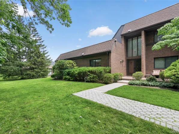 66 Chestnut Hill, Roslyn, NY 11576