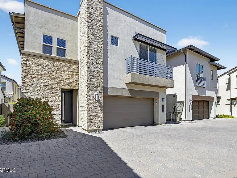 2350 W Gloria Ln — Photo 2