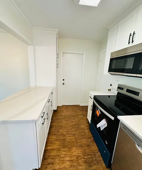 2211 Stanley St — Photo 3