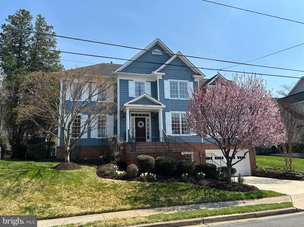 3519 N Dinwiddie St, Arlington, VA 22207