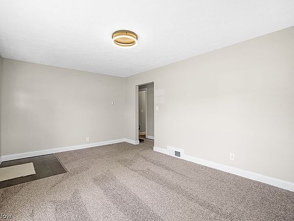 5th image of 1371 Krumroy Rd