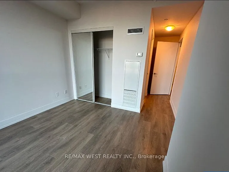 9471 Yonge St #630 — Photo 6