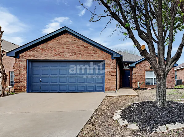 825 Silverbrook Dr, Saginaw, TX 76179