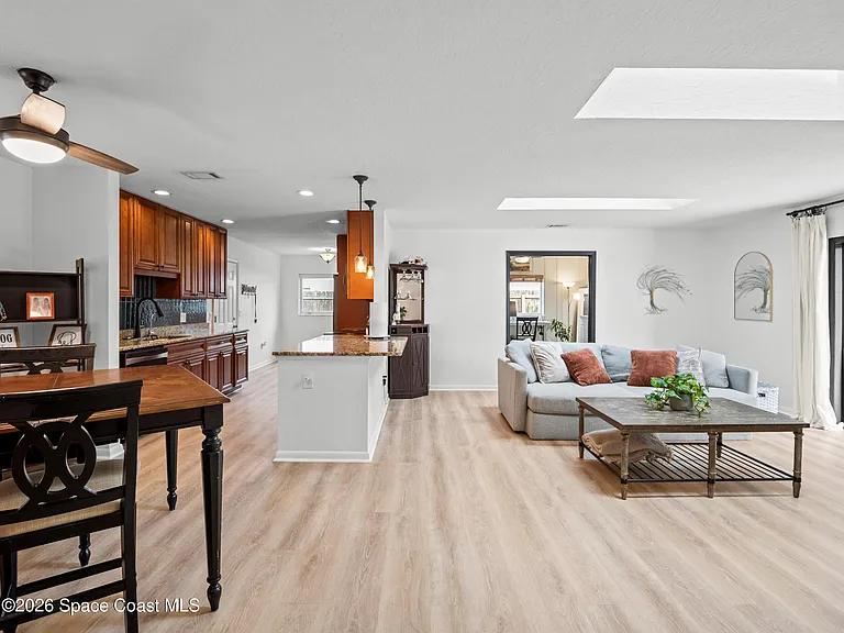215 Jason Ct — Photo 3