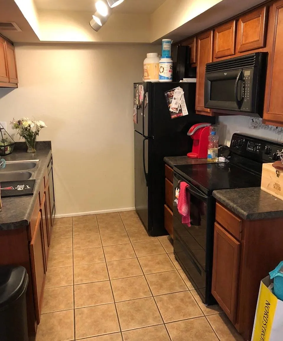 2 bed, 1050 sqft, $1,700 — Photo 3