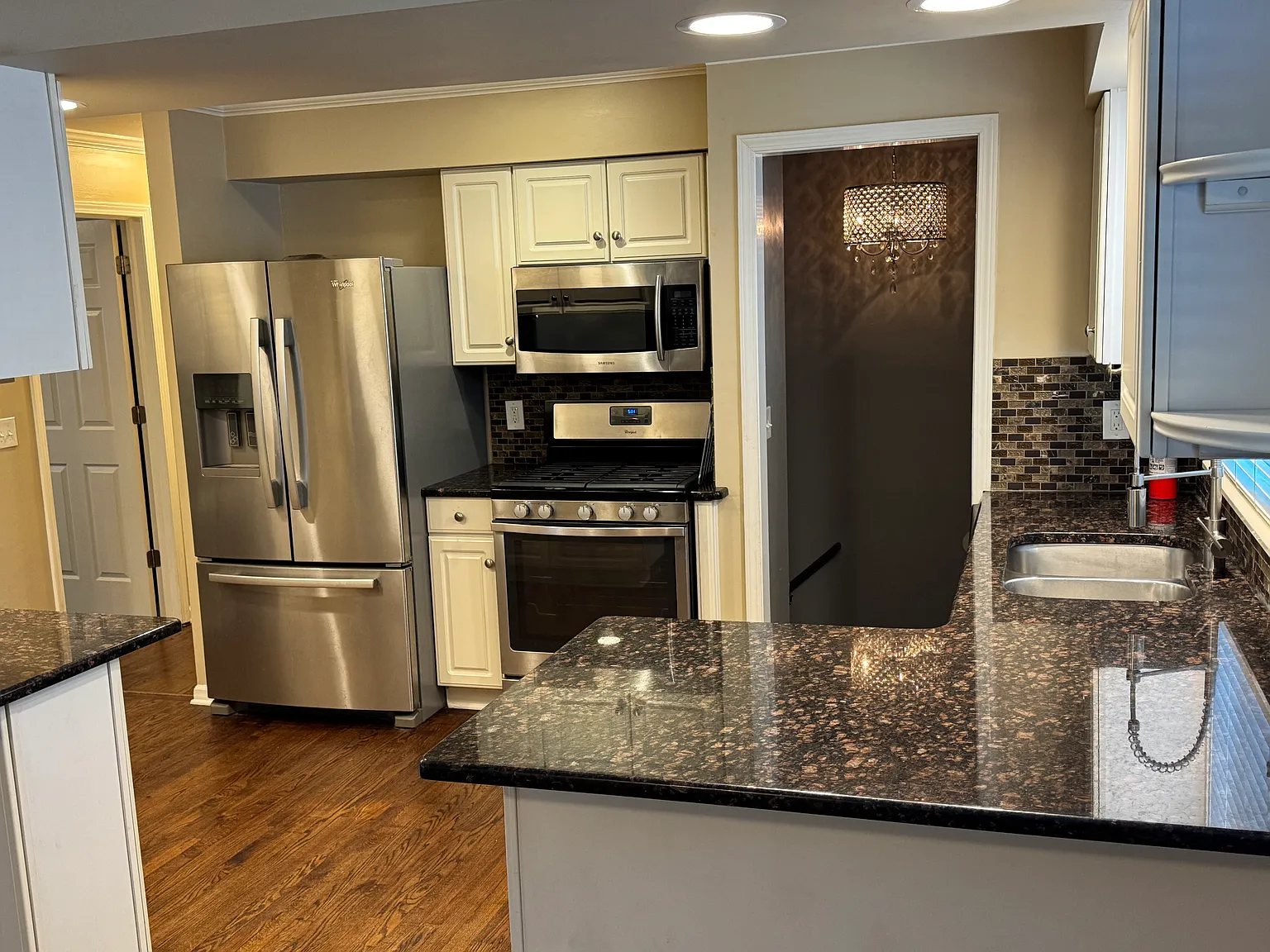 350 S Manitou Ave — Photo 3