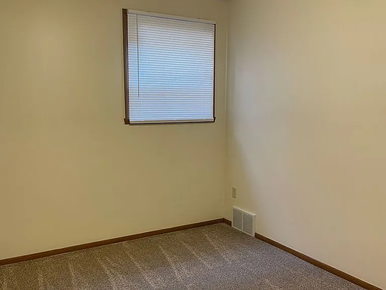 181 Maplewood Dr — Photo 12