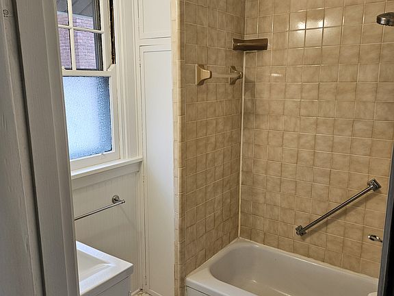 4th image of 4115 34th Ave #2