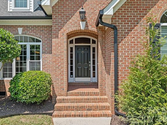 3rd image of 305 Forbes Ct