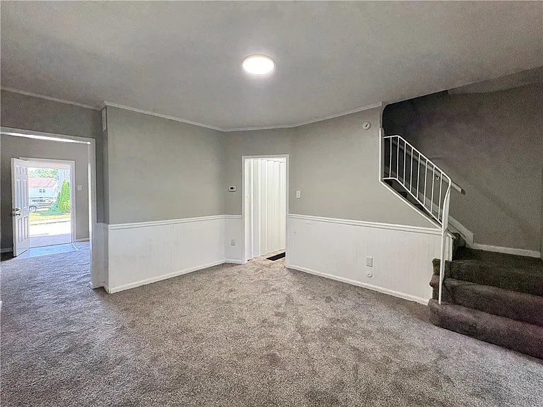 594 E Madison St — Photo 5