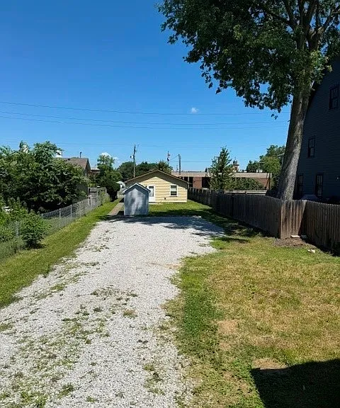 220 E Market St — Photo 26