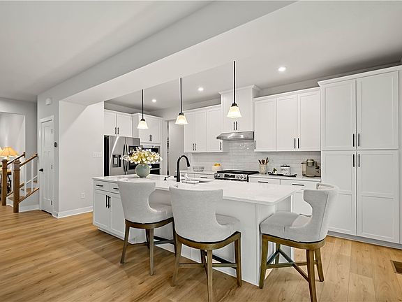 5th image of 122 Westbury Dr