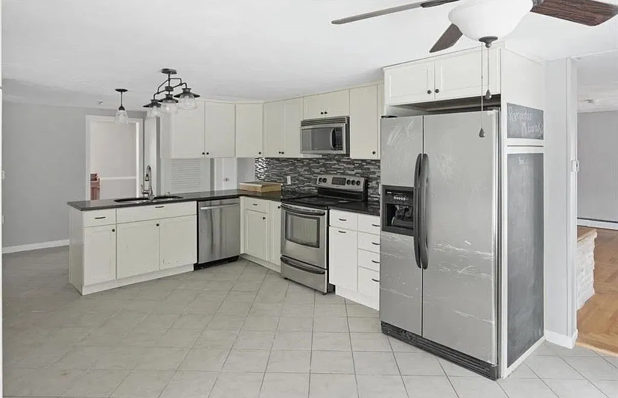 5 bed, 3106 sqft, $4,200 — Photo 2