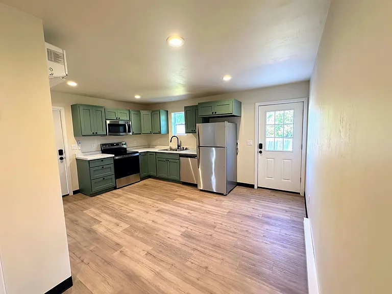 1201-1203 Atrium Ct — Photo 2