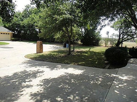 3rd image of 691 Wisteria Dr