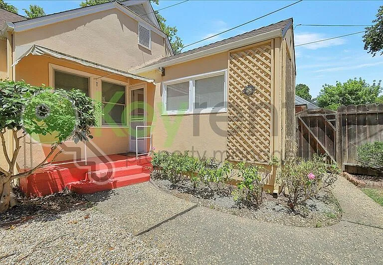 2933 27th St — Photo 30