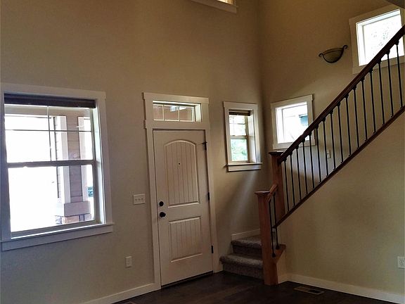 living area with vaulted ceiling