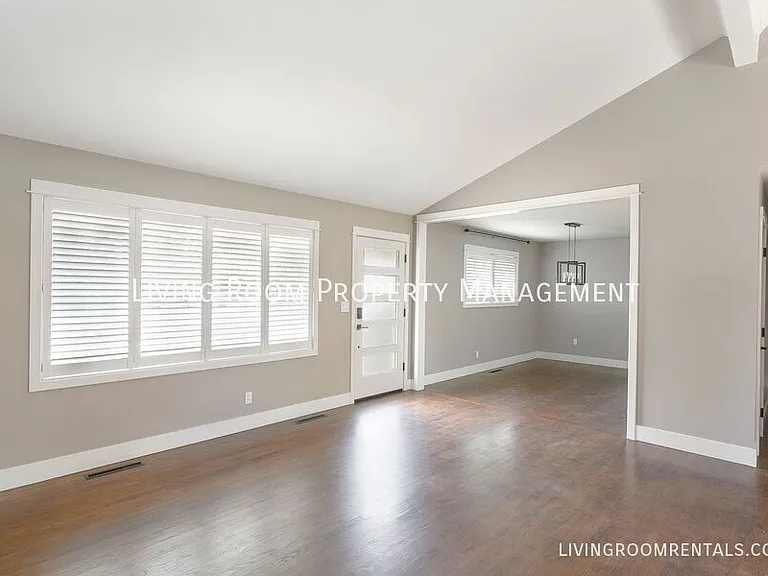 2040 SW Huntington Ave — Photo 2