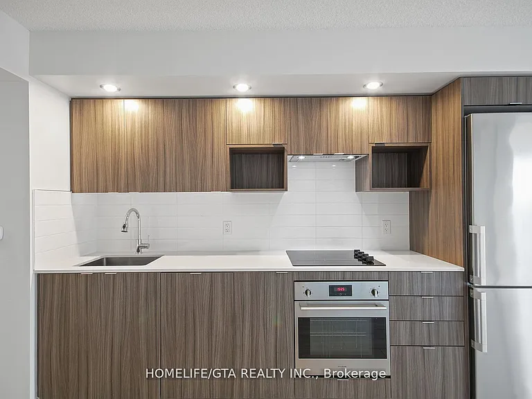 225 Village Green Sq #601 — Photo 6