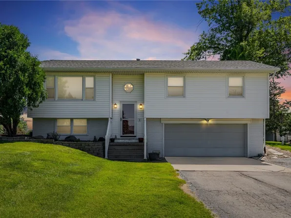 4901 Sunset Dr, Cedar Rapids, IA 52404