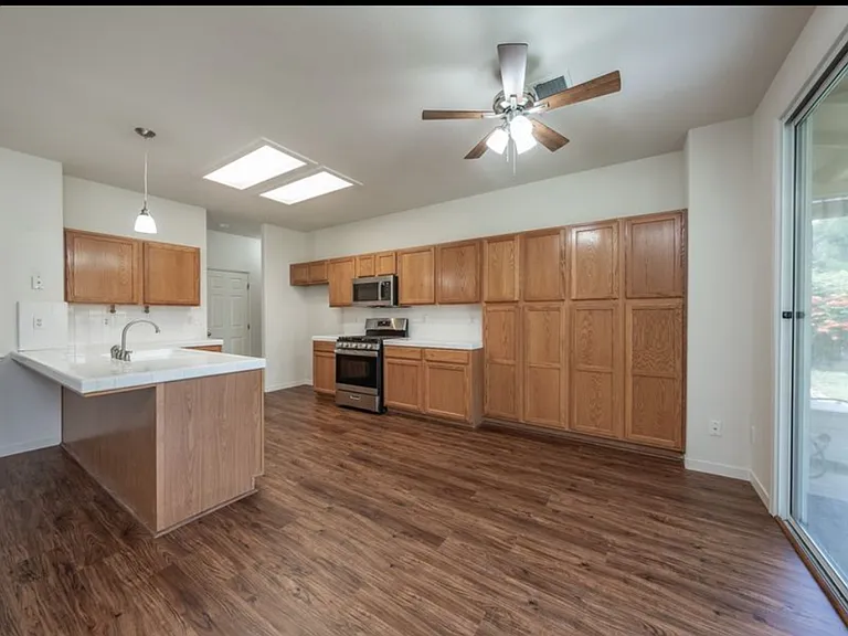 1004 W Orange St — Photo 4
